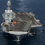 Barco de guerra compacto con el poder de una fragata